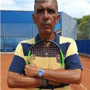 profesor entrenador de tenis ofrece sus servicios para todos los niveles. Dispongo tiempo para viajar donde me soliciten
